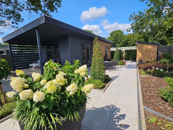 Te koop: Uniek! Dit luxe en ruime recreatiechalet (2022) gelegen op een ruime kavel op Recreatiepark de Oude Maas, nabij de rivier. Altijd een vakantiegevoel, midden in de natuur!